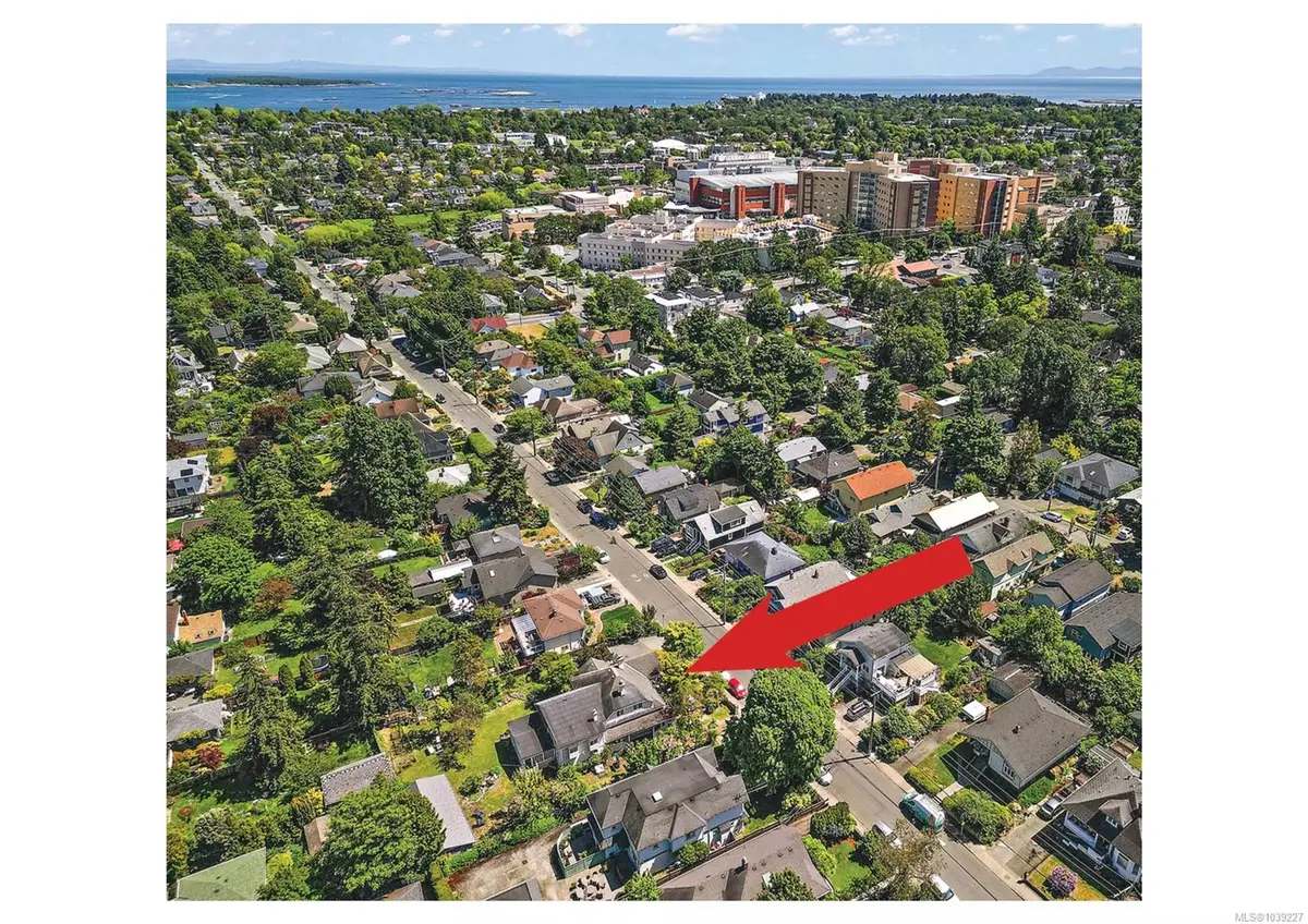 1736 Haultain St, Victoria BC V8R 2L2