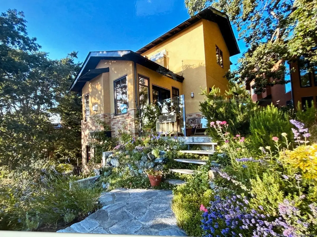 849 Dunsmuir Rd #3, Esquimalt BC V9A 5B8