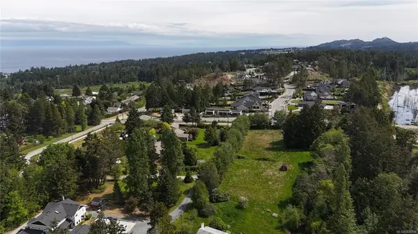6671 Harwood Dr, Lantzville BC V0R 2H0 - 4 bed, 2 bath property for sale in Lantzville