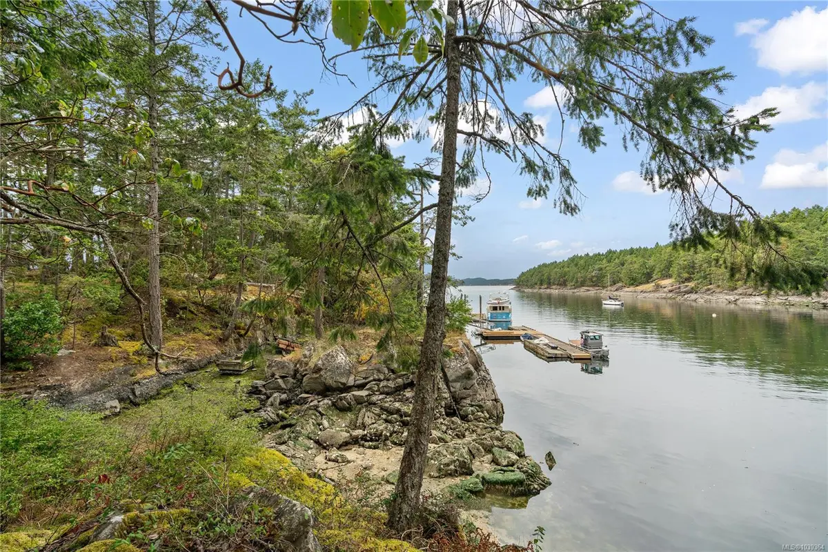 14 Secret Island, Prevost Island BC V8K 1X4