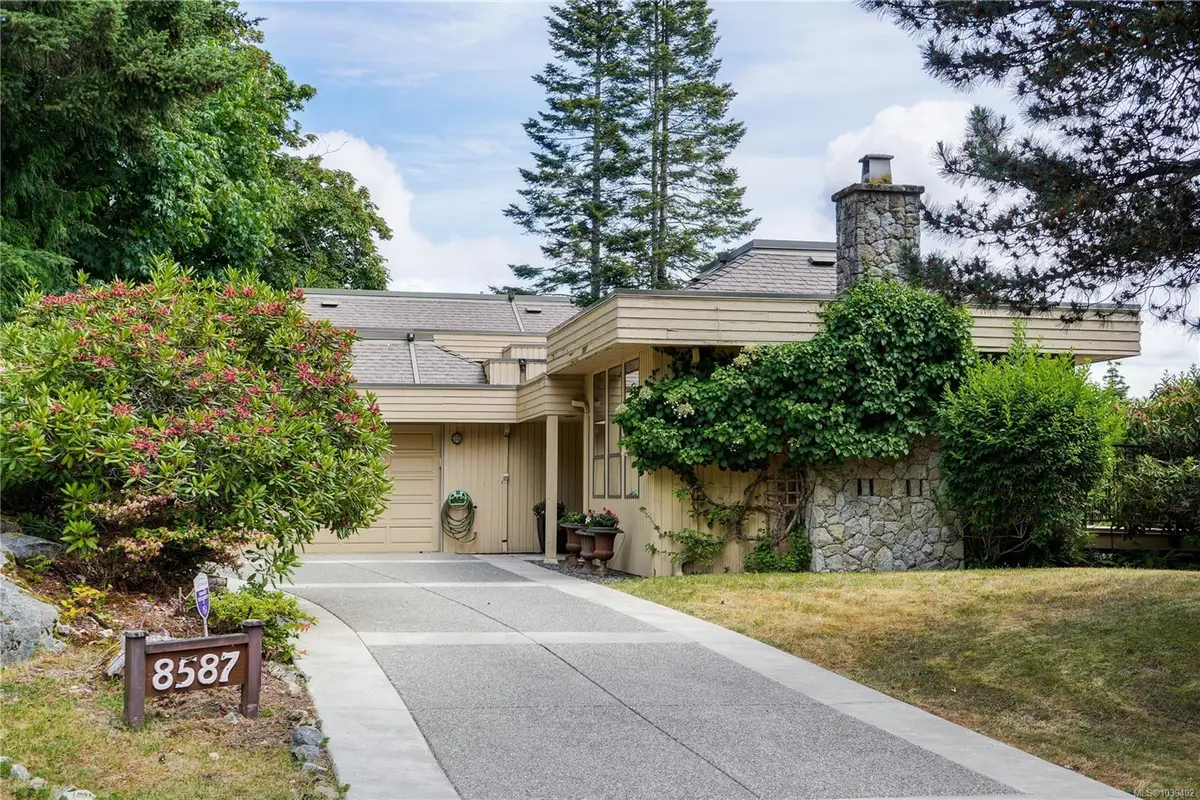 8587 Sansum Park Dr, North Saanich BC V8L 4V4