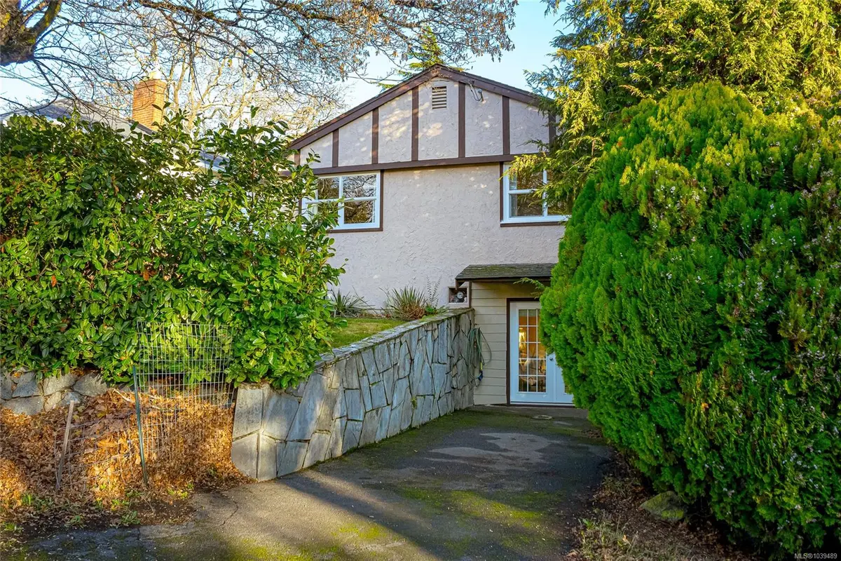 2739 Grosvenor Rd, Victoria BC V8T 3M8