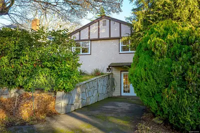 2739 Grosvenor Rd, Victoria BC V8T 3M8