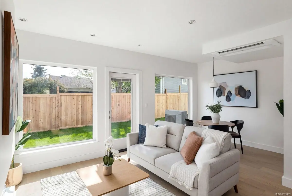 2118 Pentland Rd #3, Oak Bay BC V8S 2W4
