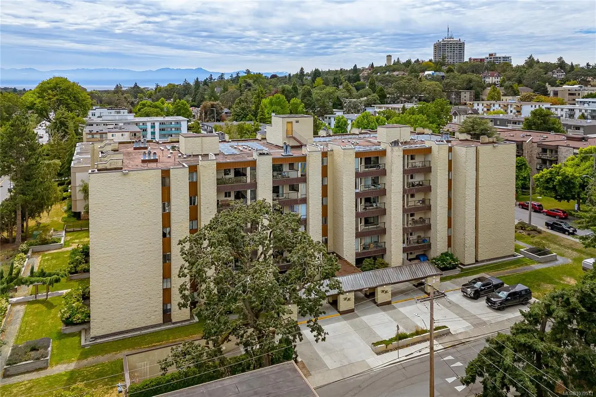 1745 Leighton Rd #310, Victoria BC V8R 6R6