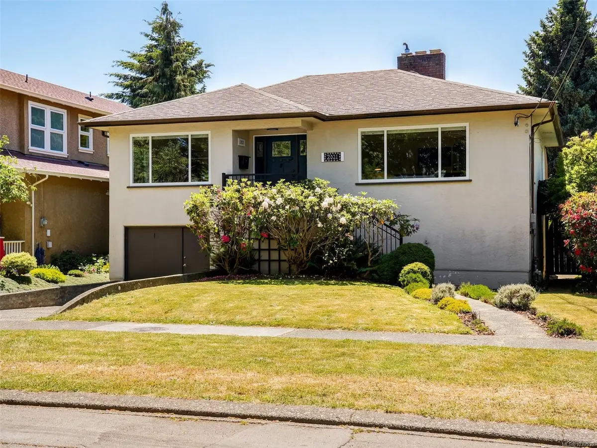2021 Byron St, Oak Bay BC V8R 1L8