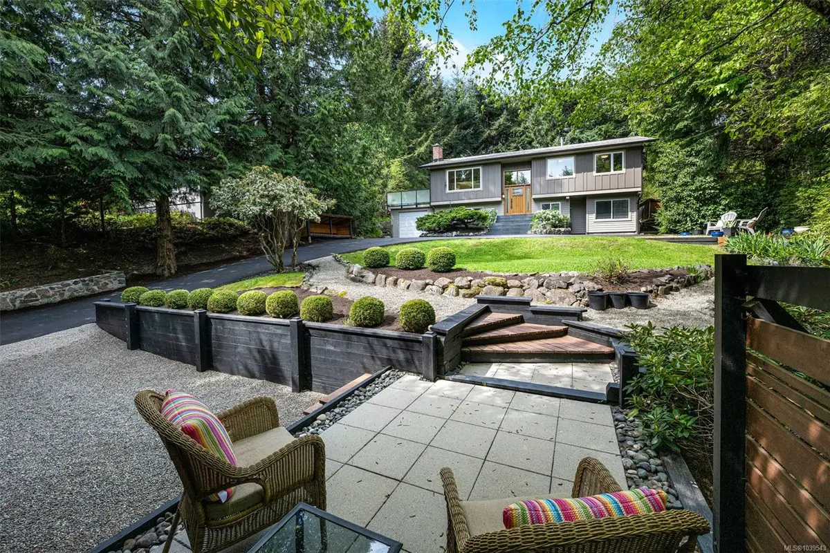 5222 Beckton Rd, Saanich BC V8Y 2C1