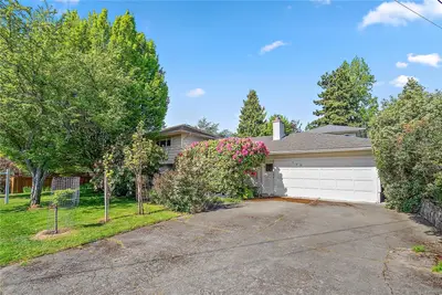 726 ROCKHEIGHTS Ave, Esquimalt BC V9A 6J3