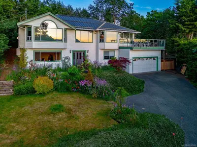 1206 McKenzie Dr, Duncan BC V9L 5R8