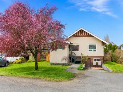 3074 Earl Grey St, Saanich BC V9A 1W7