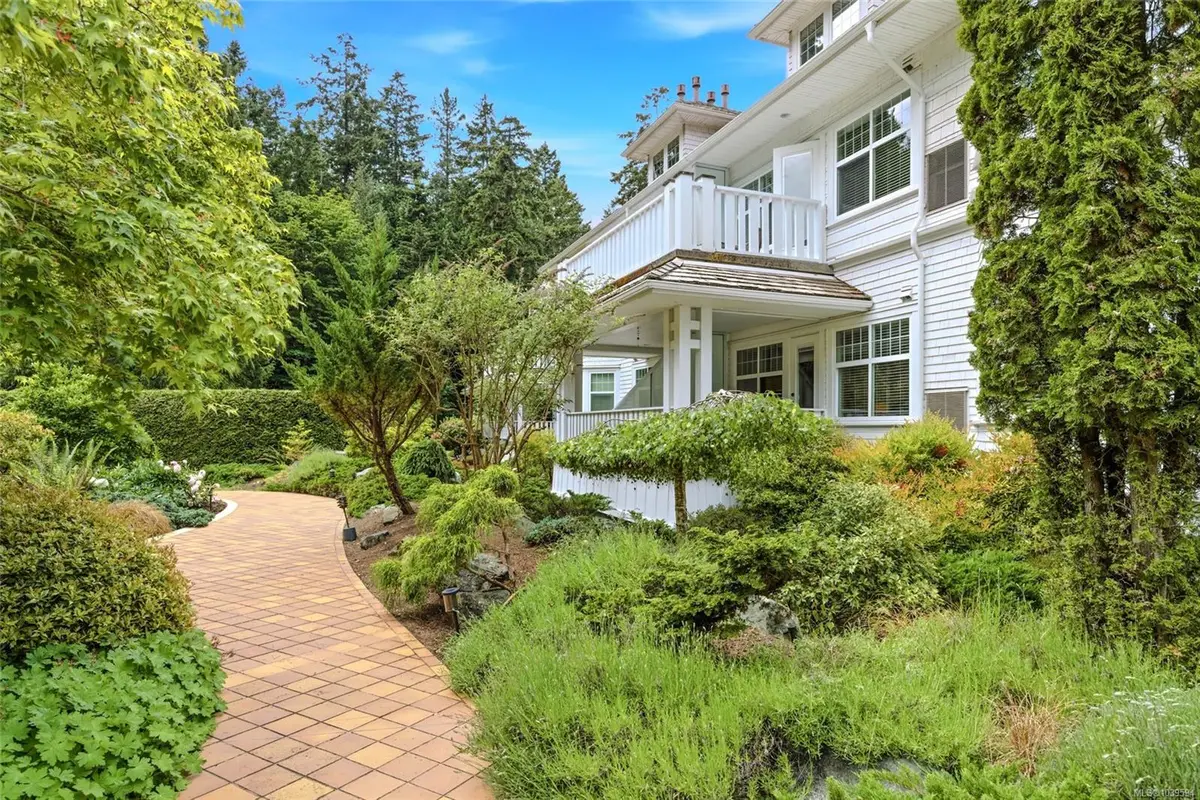 292 Crescent Rd E #105, Qualicum Beach BC V9K 0A5