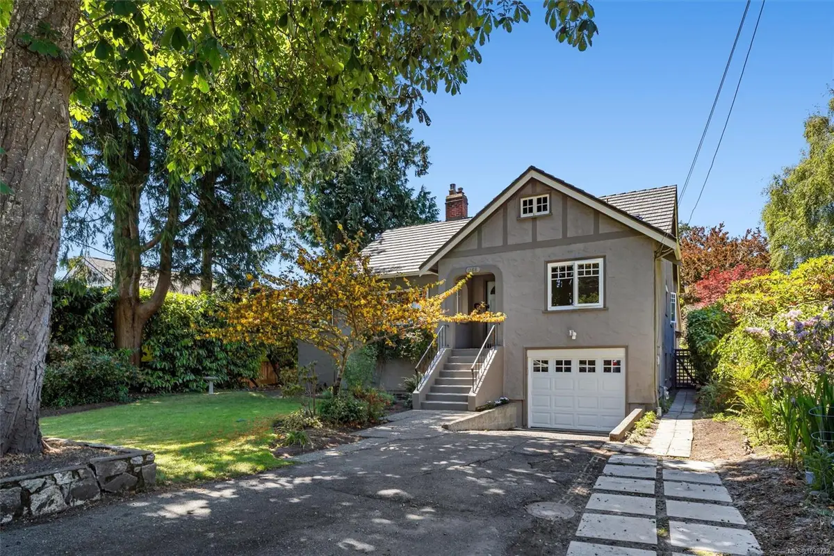 1166 Transit Rd, Oak Bay BC V8S 5A3