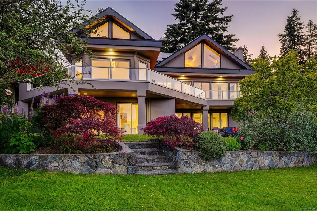 4961 Lochside Dr, Saanich BC V8Y 2E6