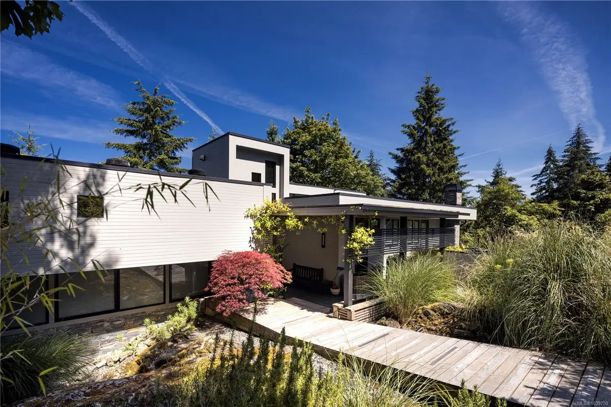 683 Steamer Dr, Central Saanich BC V9E 2A1