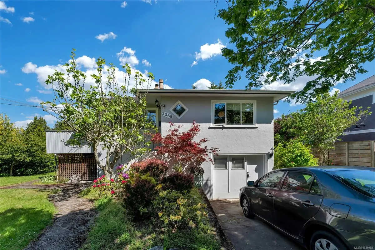 2068 Milton St, Oak Bay BC V8R 5A4