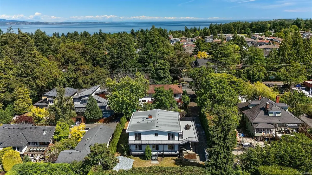4450 Tyndall Ave #B, Saanich BC V8N 3S1