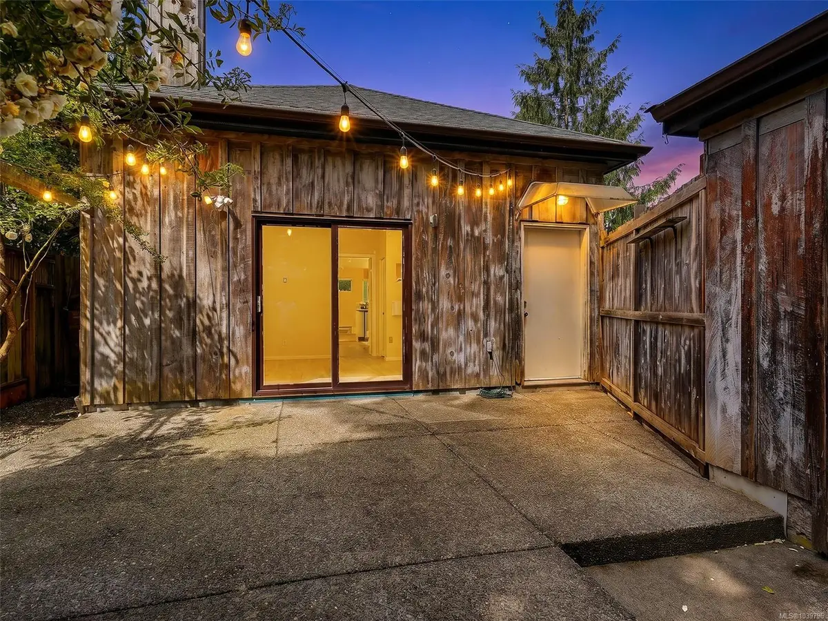 1607 Rebecca St, Victoria BC V8T 3N3