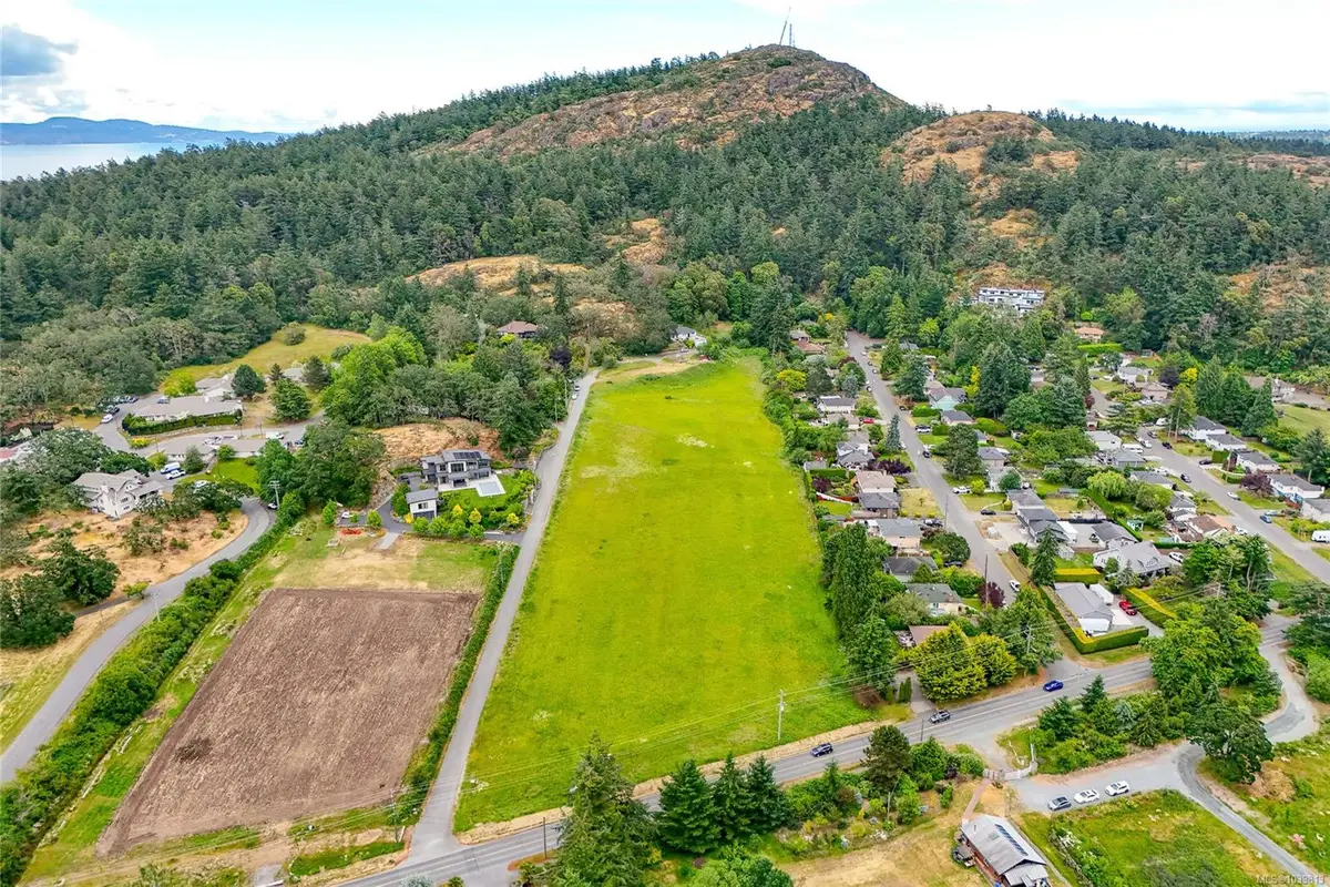 4525 Blenkinsop Rd, Saanich BC V8X 2C7