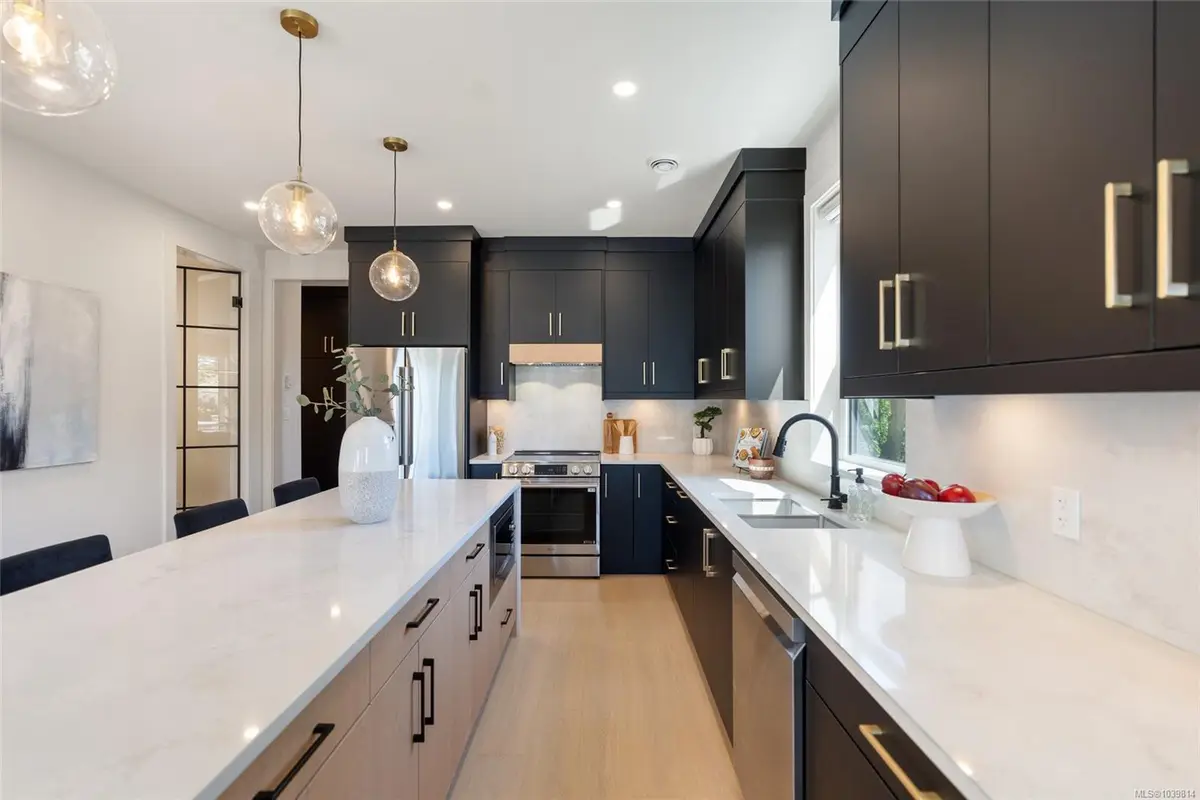 588 Whiteside St #2, Saanich BC V8Z 1Y6