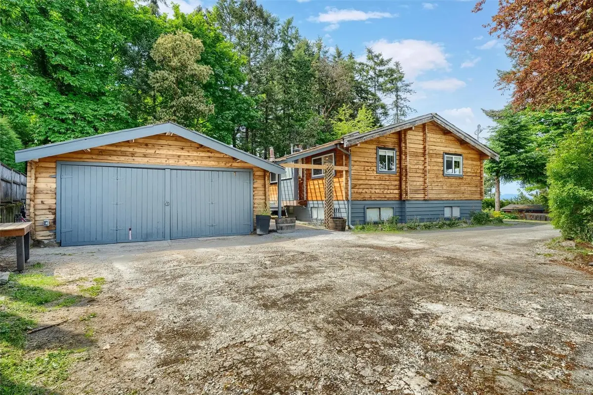 6898 Woodward Dr, Central Saanich BC V8M 1A9