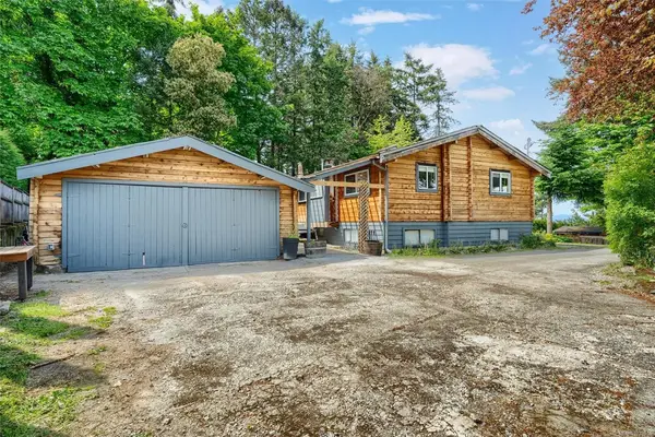6898 Woodward Dr, Central Saanich BC V8M 1A9 - 5 bed, 4 bath property for sale in Central Saanich