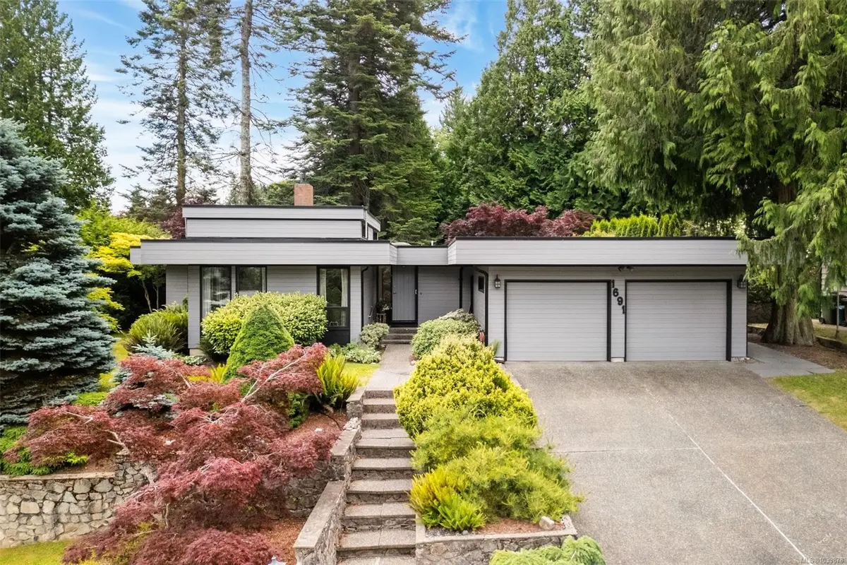1691 Cresswell Dr, North Saanich BC V8L 4L4