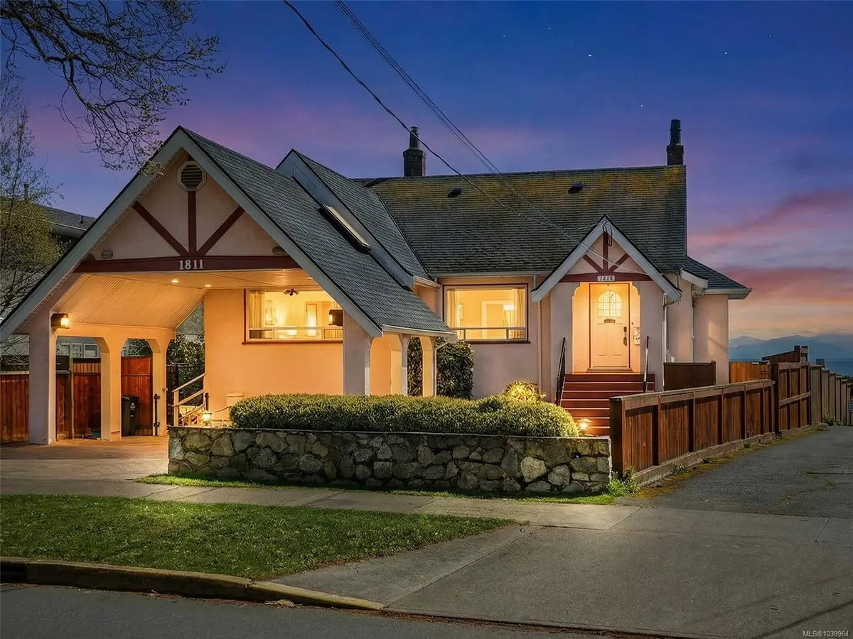 1811 Hollywood Cres, Victoria BC V8S 1J2