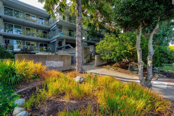 2022 Foul Bay Rd #206, Victoria BC V8R 5A9 - 2 bed, 1 bath property for sale in Victoria