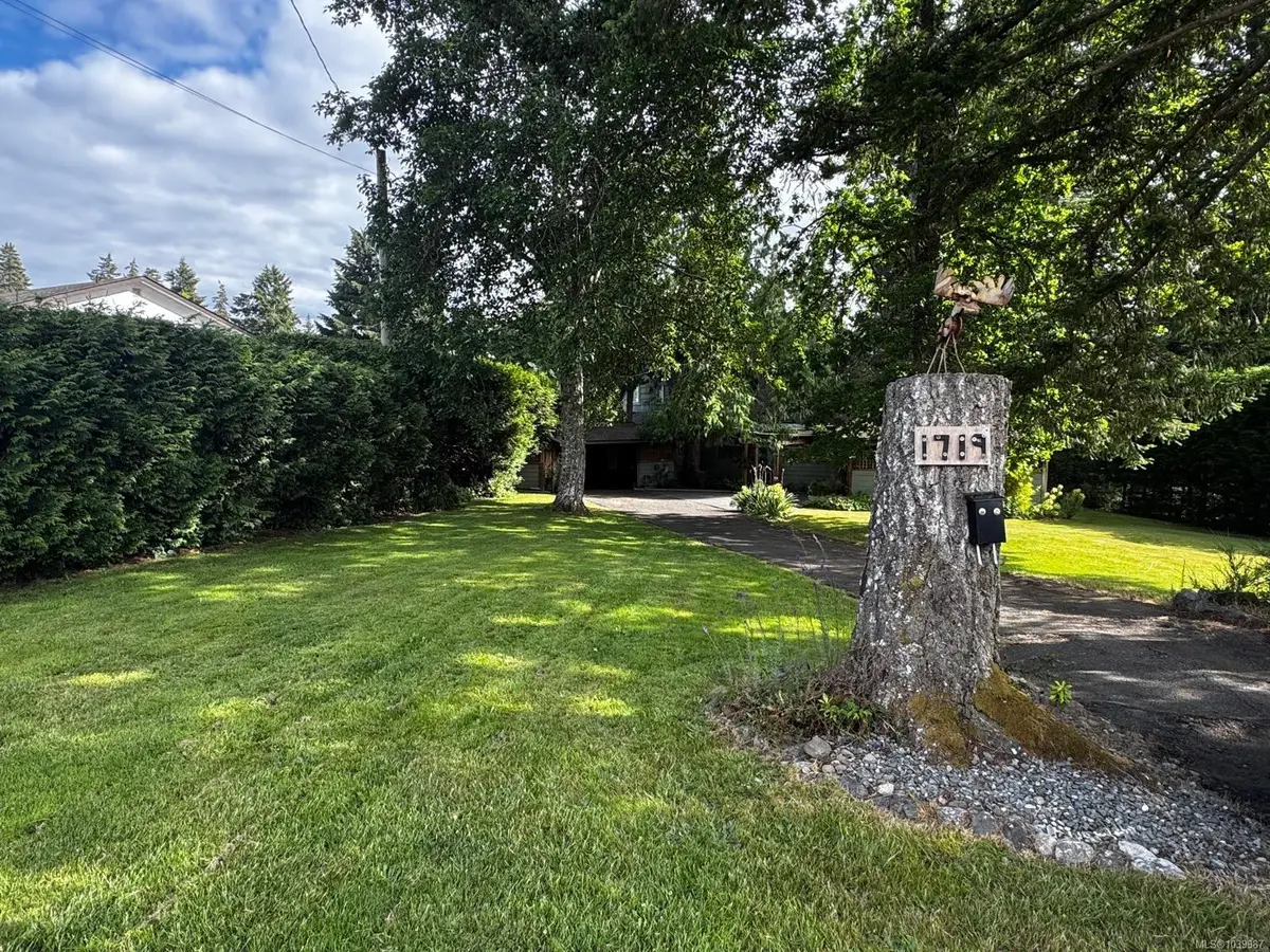 1719 Centennial Ave E, Comox BC V9M 2W3