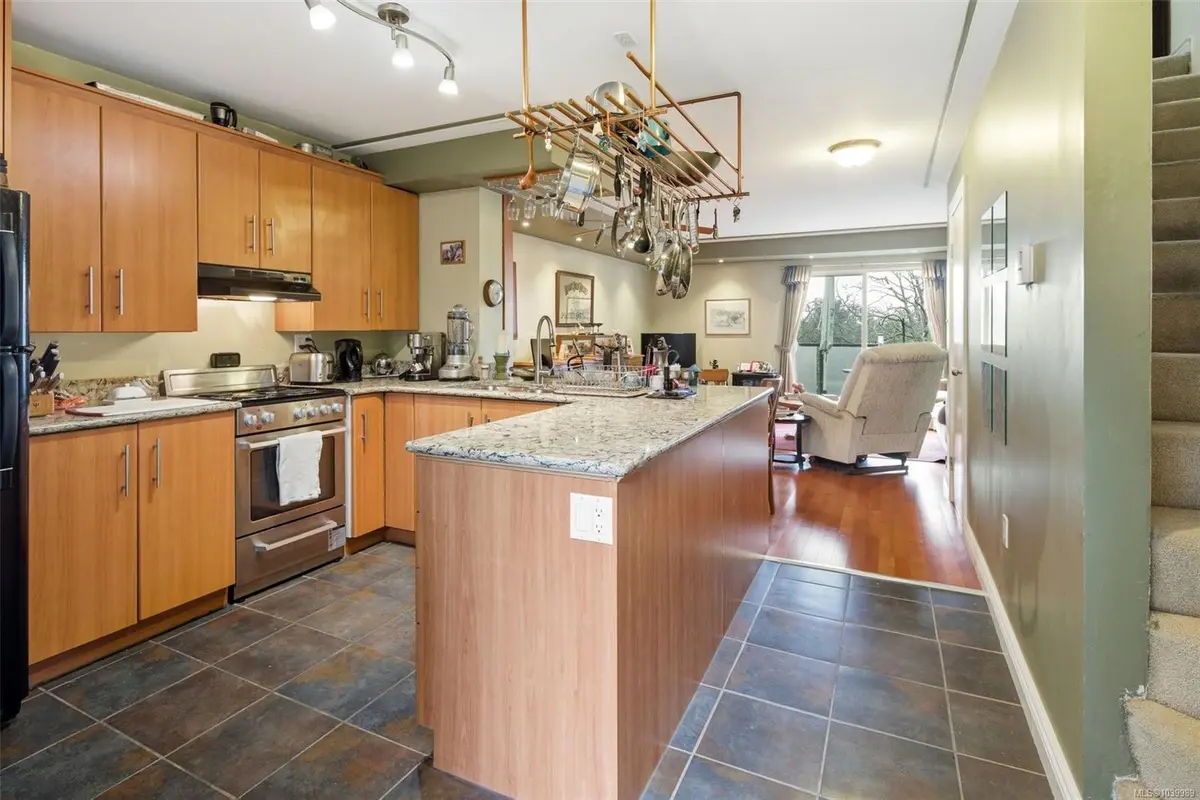 991 Cloverdale Ave #207, Saanich BC V8X 2T5
