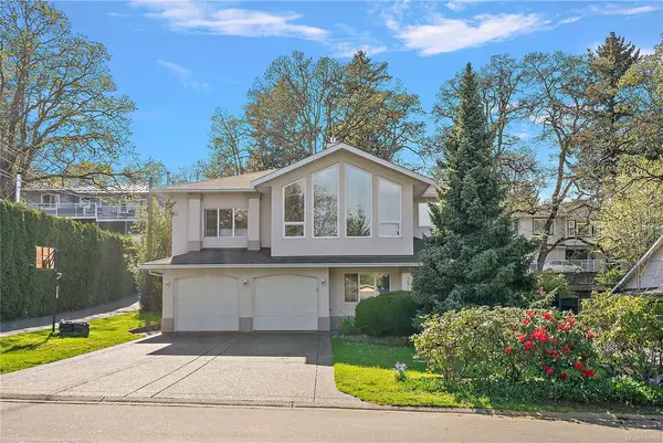 3914 Ascot Dr, Saanich BC V8P 3S1 - 7 bed, 3 bath property for sale in Saanich