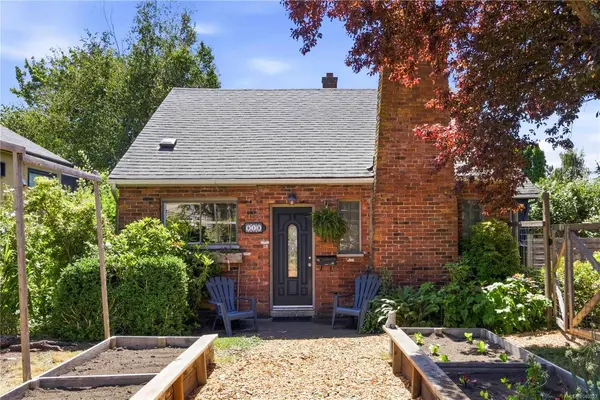 919 Dunsmuir Rd, Esquimalt BC V9A 5C4 - 4 bed, 2.0 bath in Esquimalt