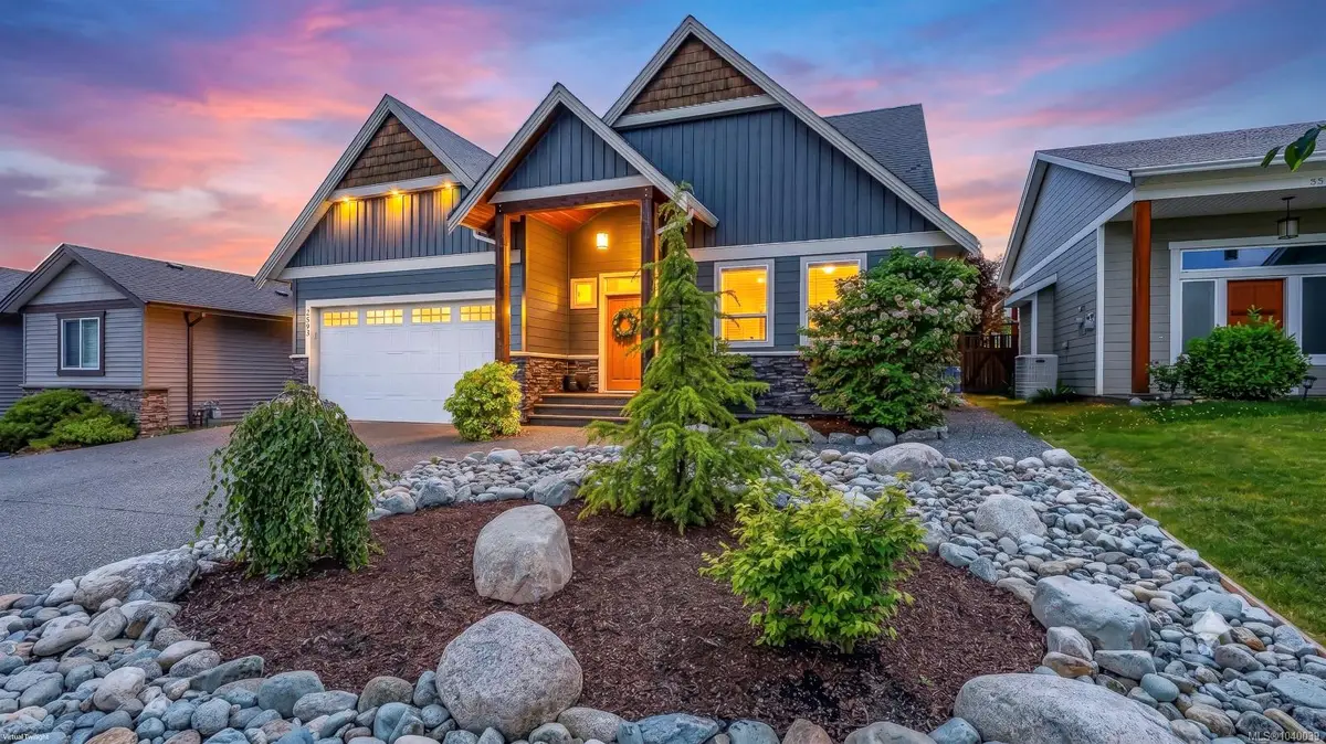 2593 Kendal Ave, Cumberland BC V0R 1S0