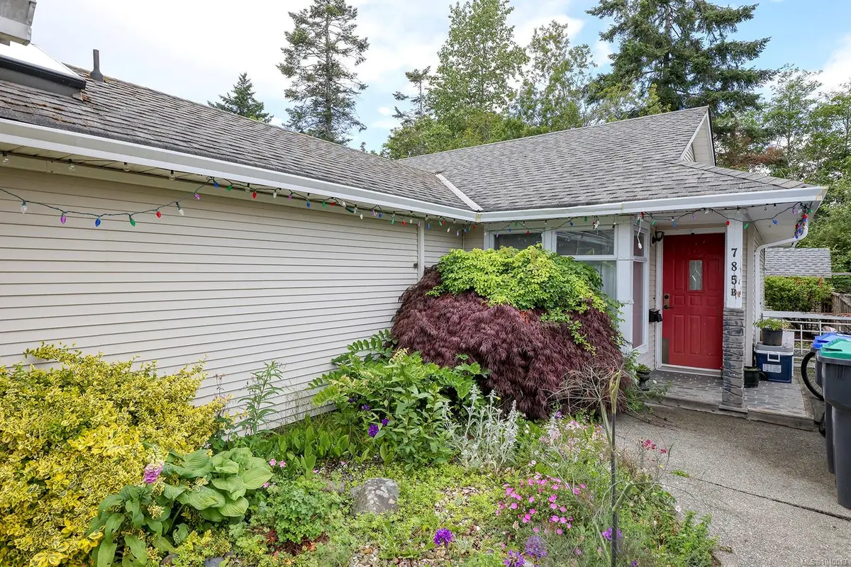 785 Park Pl #B, Courtenay BC V9N 8N1