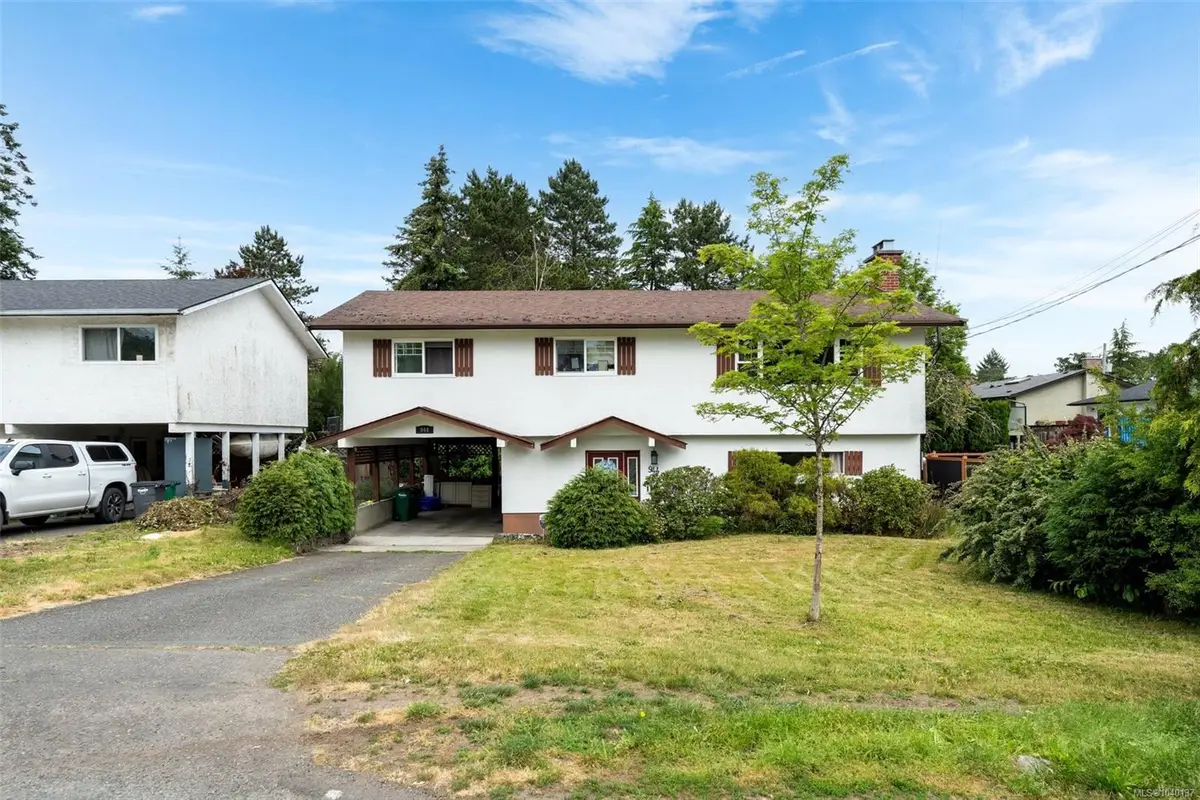 944 McBriar Ave, Saanich BC V8X 3L9