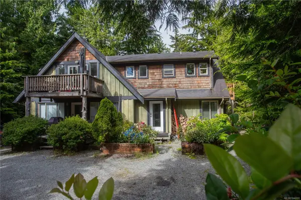 1228 Howard Dr, Tofino BC V0R 2Z0 - 5 bed, 4.0 bath in Tofino