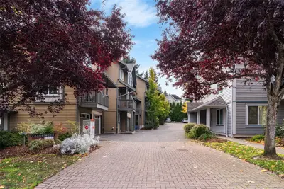 1405 Mallek Cres #3, Victoria BC V8T 0A3