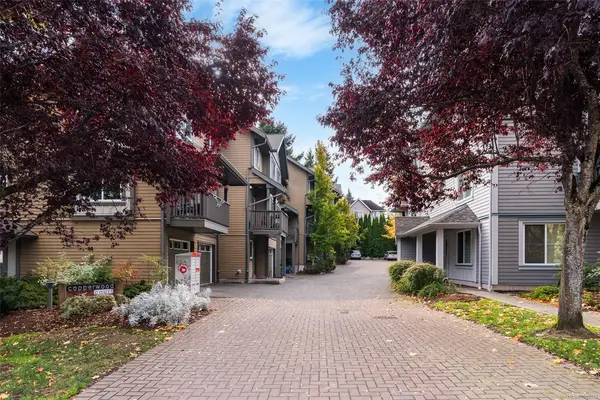 1405 Mallek Cres #3, Victoria BC V8T 0A3 - 3 bed, 3.0 bath in Victoria