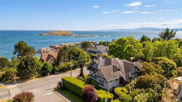 318 Newport Ave, Oak Bay BC V8S 5C5 - 3 bed, 3.0 bath in Oak Bay