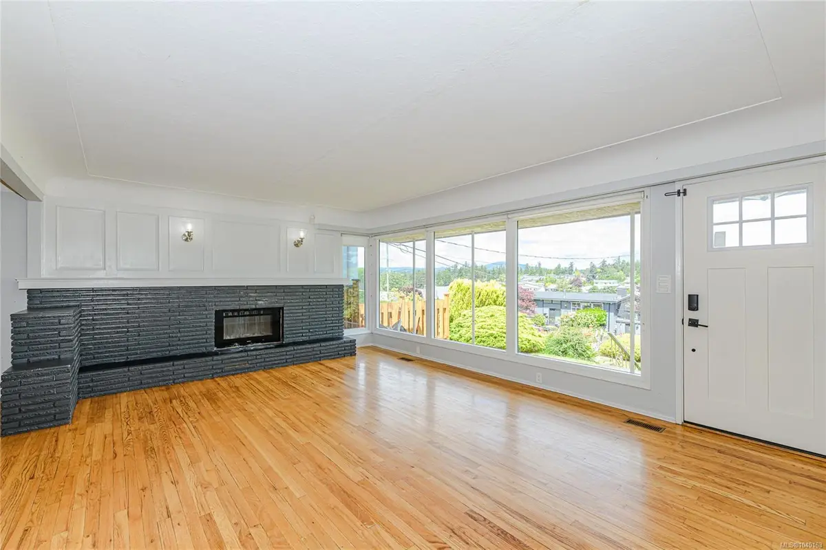 585 Baker St, Saanich BC V8Z 2H6