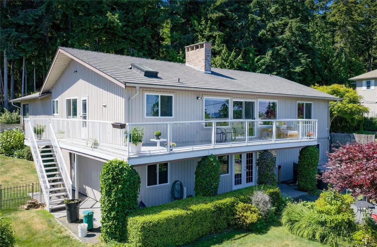323 Hoylake Rd W, Qualicum Beach BC V9K 1K5