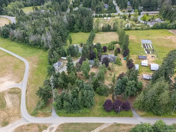 880 Garden Rd E, Qualicum Beach BC V9K 1N2 - 5 bed, 4 bath property for sale in Qualicum Beach