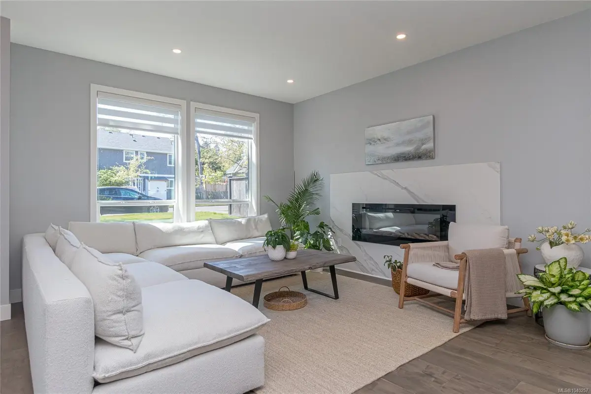 909 Bank St, Victoria BC V8S 4B1