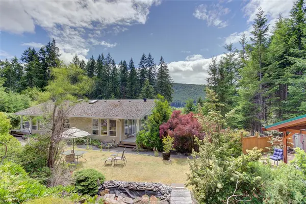 9857 Youbou Rd, Youbou BC V0R 3E1 - 4 bed, 4 bath property for sale in Youbou
