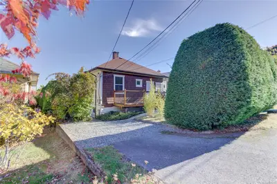 58 Pine St, Nanaimo BC V9R 2B2