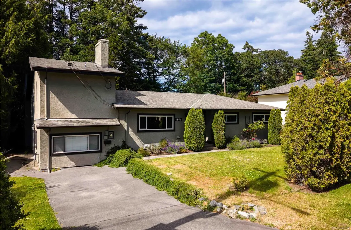 1846 Fairburn Dr, Saanich BC V8N 1P9