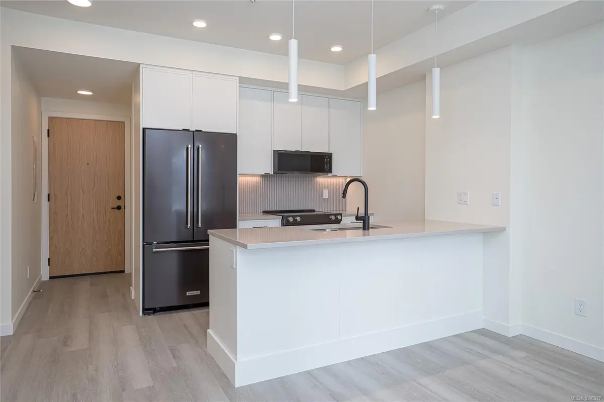 1102 Esquimalt Rd #304, Esquimalt BC V9A 0L3