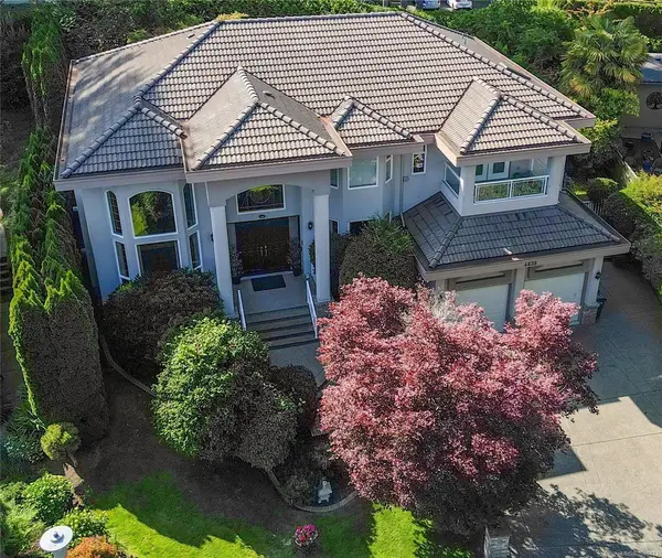 4638 Boulderwood Dr, Saanich BC V8Y 3G5 - 6 bed, 8.0 bath in Saanich