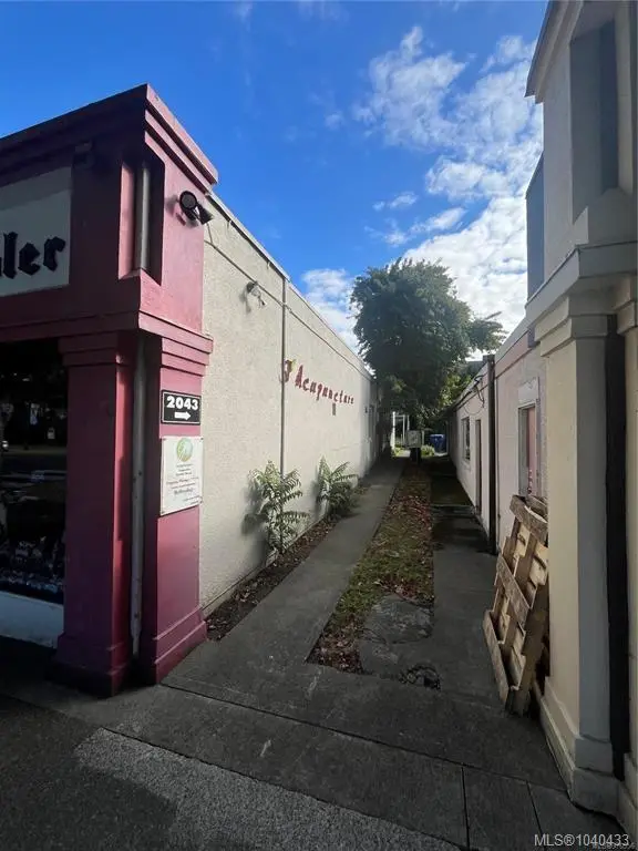 2043 Oak Bay Ave, Oak Bay BC V8R 1E5