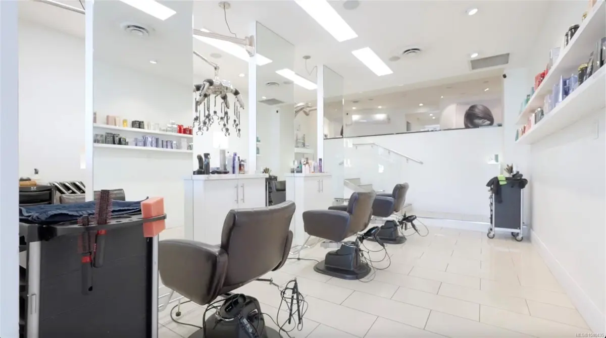 2047 Oak Bay Ave, Oak Bay BC V8R 1E5